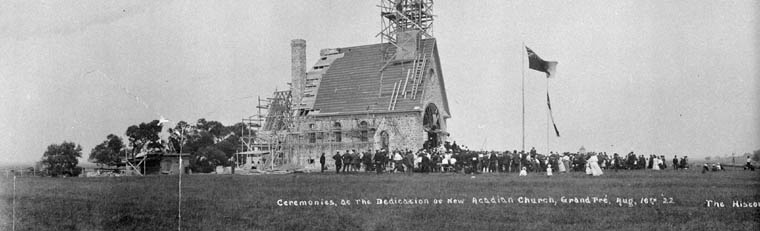 Ceremonies at the Dedication of New Acadian Church, August 1922, Grand Pré, LAC PA-031296 / Cérémonie de désignation devant une chapelle construite dans un parc commémoratif à la mémoire des Acadiens, août 1922, BAC PA-031296.